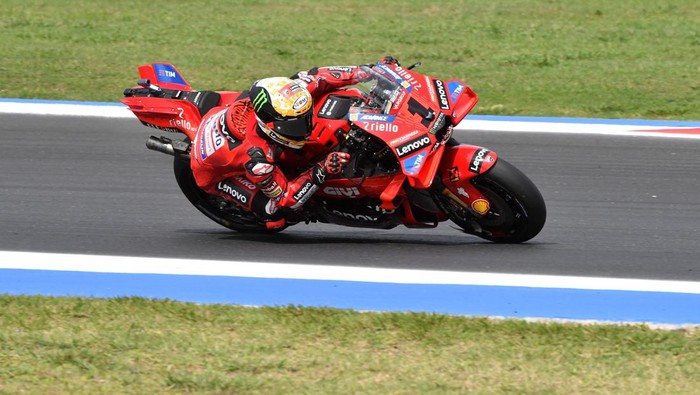 MOTOR-MOTOGP-EMILIAROMAGNA/ MotoGP - Emilia-Romagna Grand Prix - Misano World Circuit Marco Simoncelli, Misano Adriatico, Italy - September 22, 2024 Ducati Lenovo Teams Francesco Bagnaia in action during the MotoGP race REUTERS/Jennifer Lorenzini